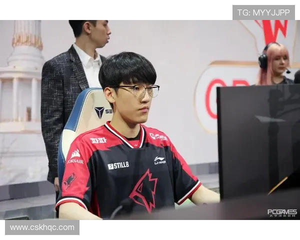 聚焦英雄联盟：探秘FPX战队背后的力量与荣耀之路